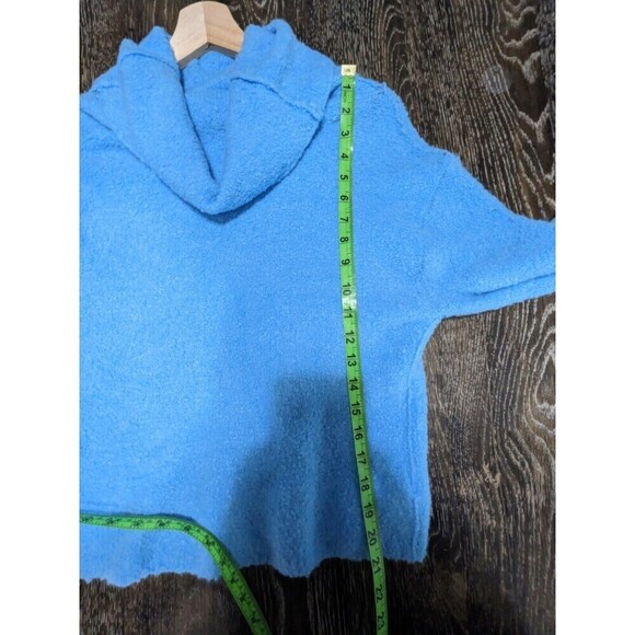Free People Women’s Blue Textured Fuzzy Soft Cowl Neck Boxy Sweater Sz M N67 - Picture 7 of 7